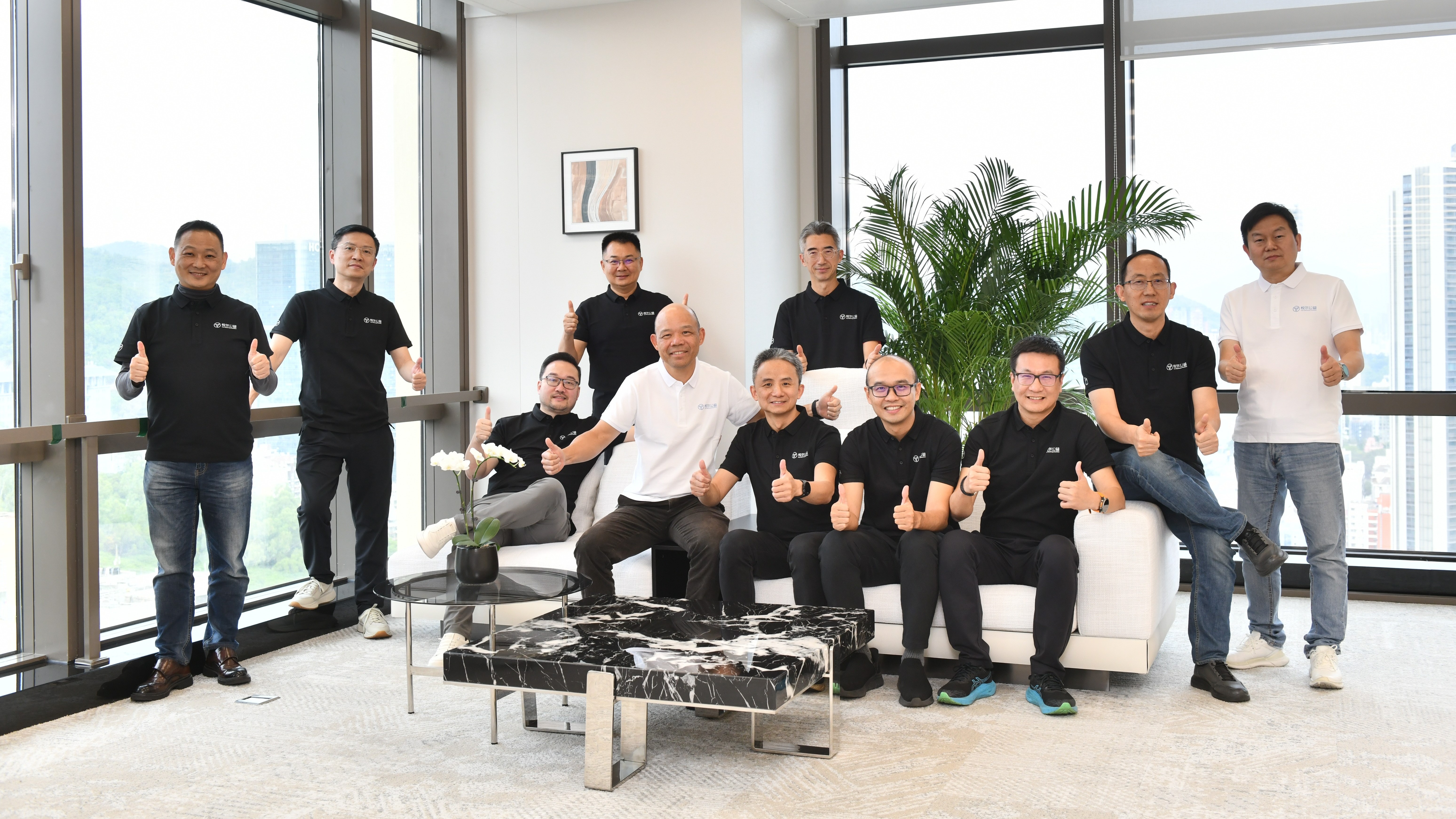 悦尔公益理事会最新合影压缩